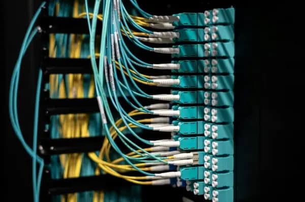 MikroTik queue tree ile yönetilen bant genişliği grafiklerinin Grafana panosunda gösterimi