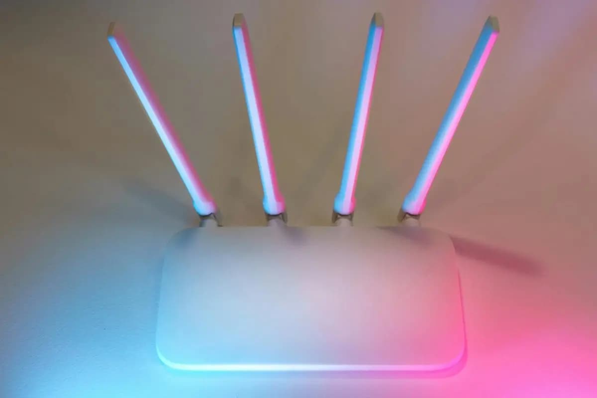 MikroTik RouterOS uyumlu kablosuz yönlendiricinin yakın çekim görüntüsü