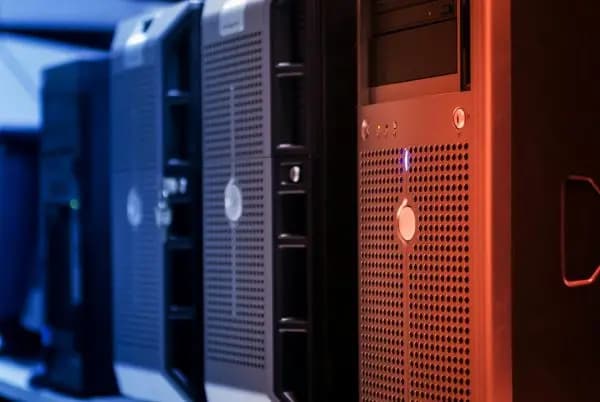 MikroTik onunde konumlanan veri merkezi sunucu kabinleri ve hosting altyapisi
