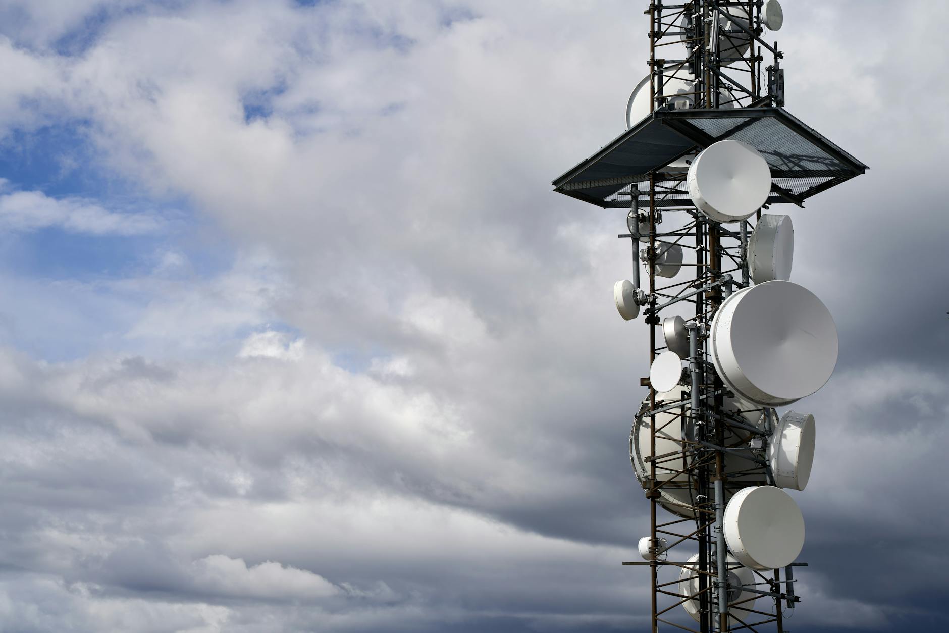 Saha ortamında MikroTik antenli uzak erişim cihazı