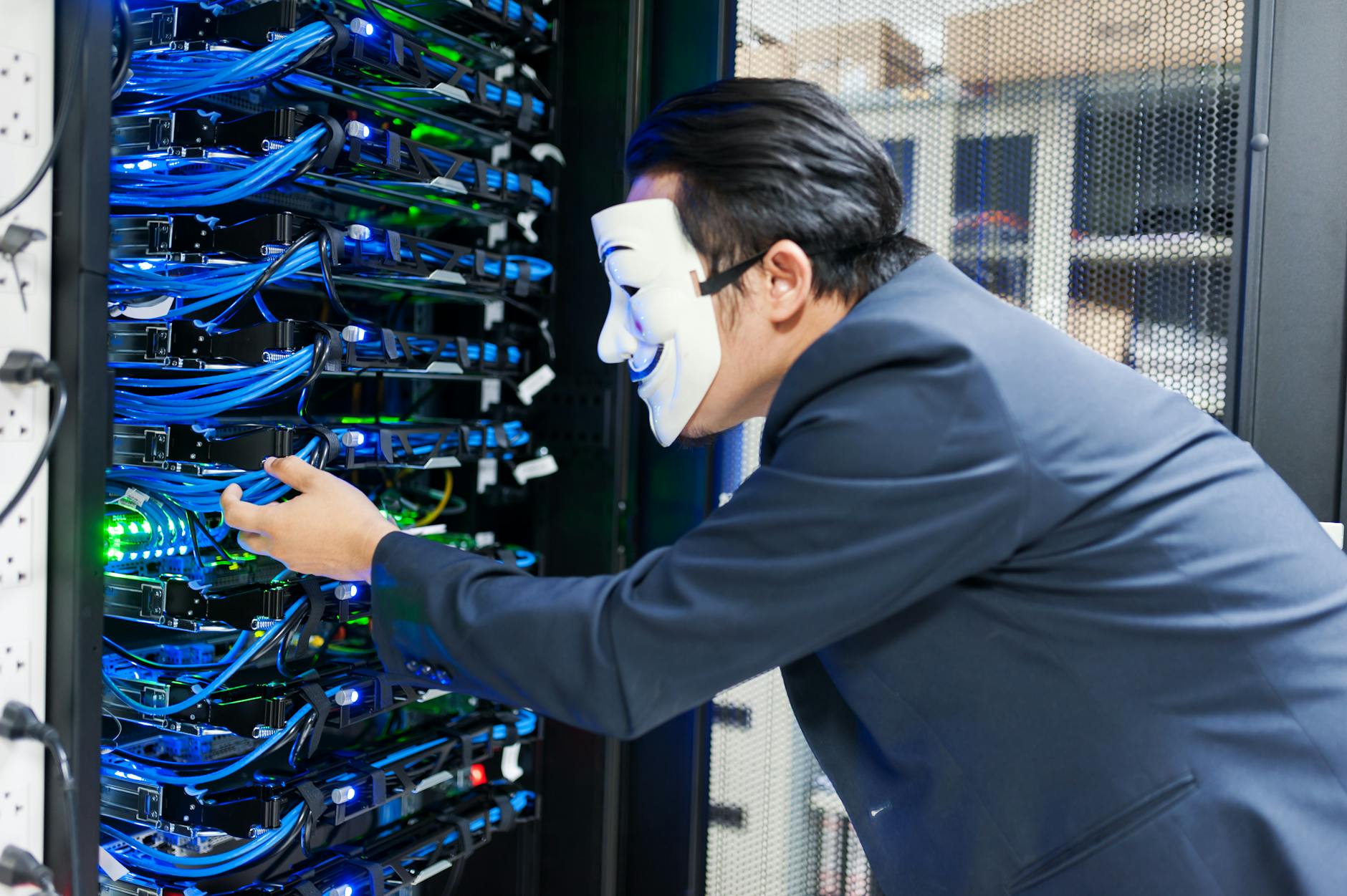 Veri merkezi sunucularina yonelik DDoS saldirisi anatomisinin simulasyonu