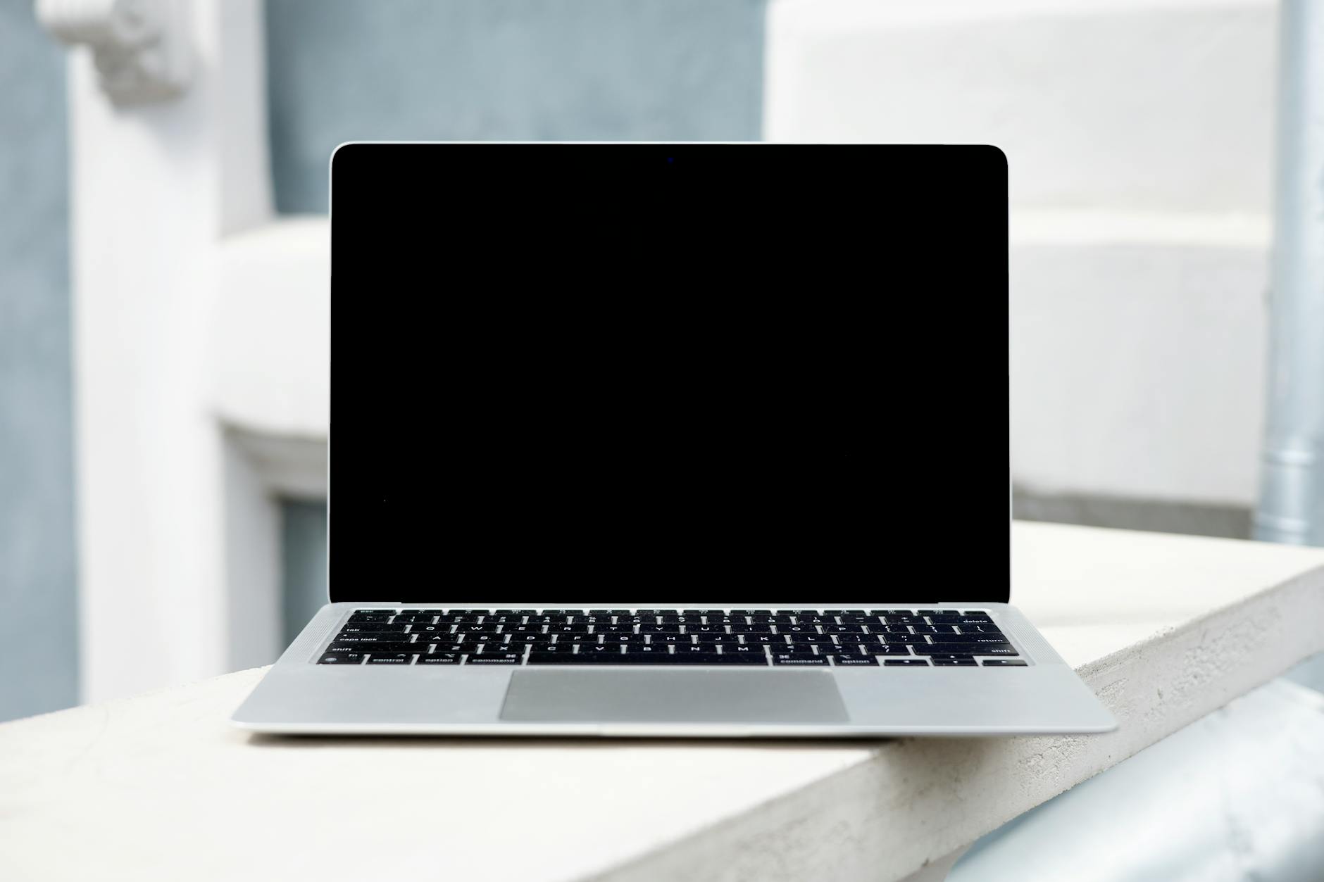 Winbox ile MikroTik cihazına ilk kez bağlanan teknisyenin laptop ekranı