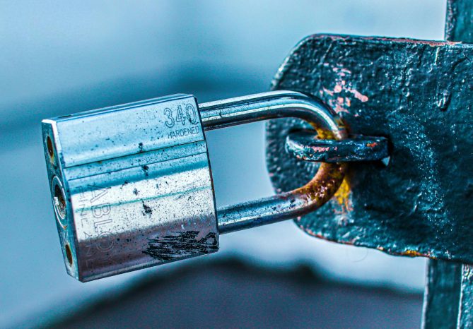 VPN protokollerinin güvenlik seviyesini temsil eden dijital kilit görseli