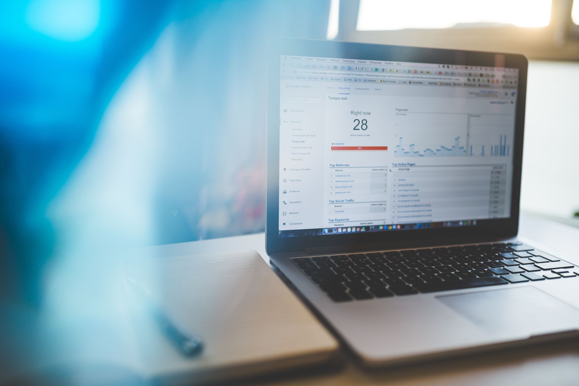 Sürekli ağ performans izleme için kurulmuş Grafana benzeri dashboard