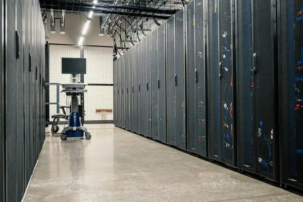 Bir KOBİ ofisinde MikroTik ve Cisco karşılaştırması için kullanılan kurumsal ağ rack görüntüsü