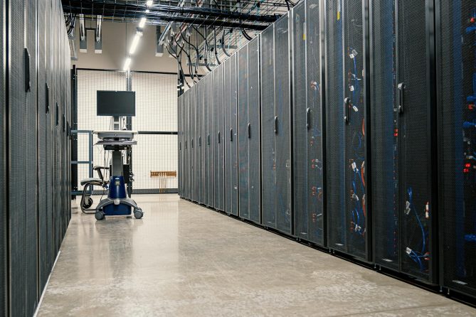 Bir KOBİ ofisinde MikroTik ve Cisco karşılaştırması için kullanılan kurumsal ağ rack görüntüsü