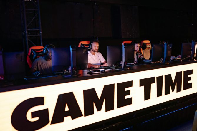Esports turnuva arenasinda DDoS koruma altindaki profesyonel oyun sunucusu