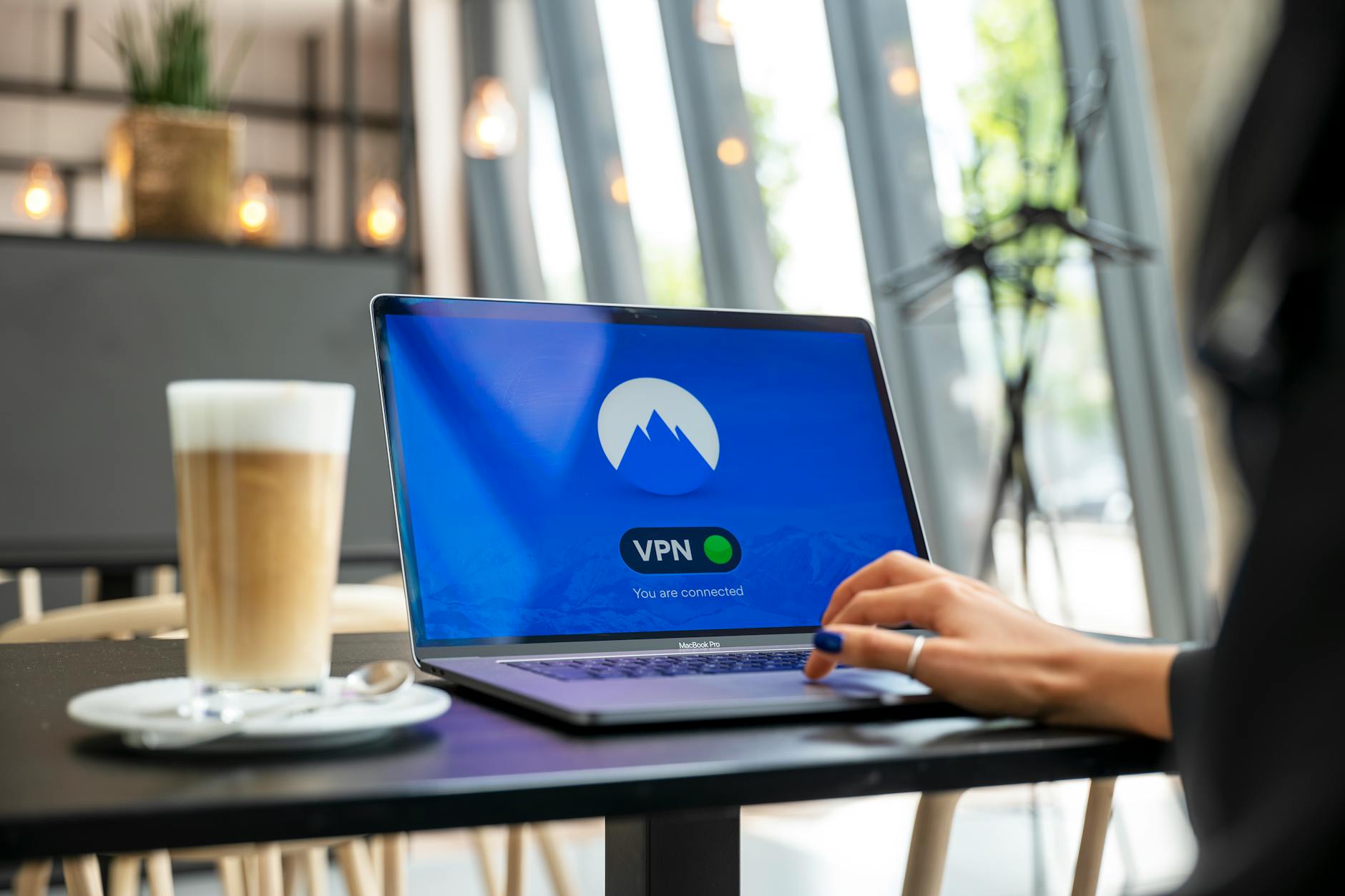 Hotspot ile misafirlere wifi sunan bir kafe ortamı