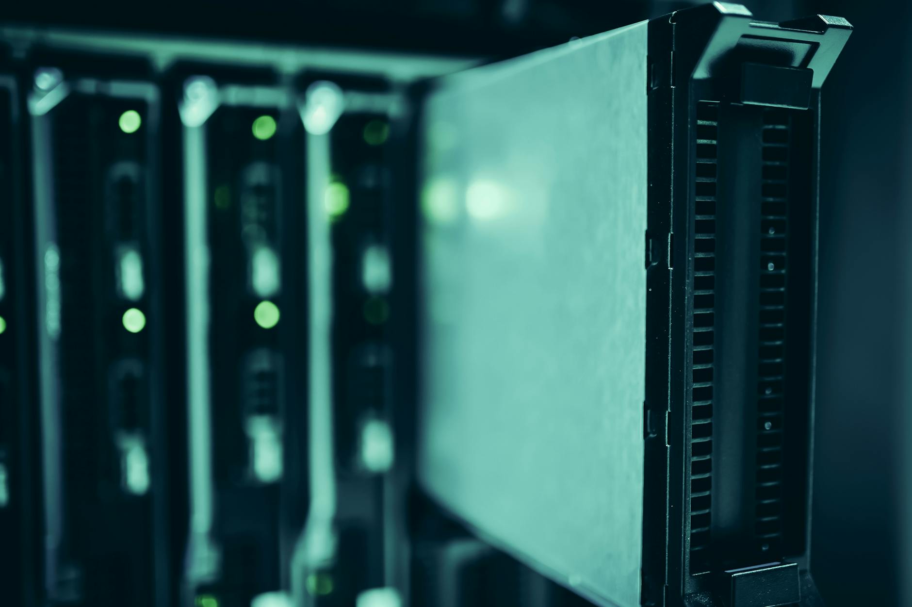 Modern veri merkezi sunucu rack ve ağ donanımı