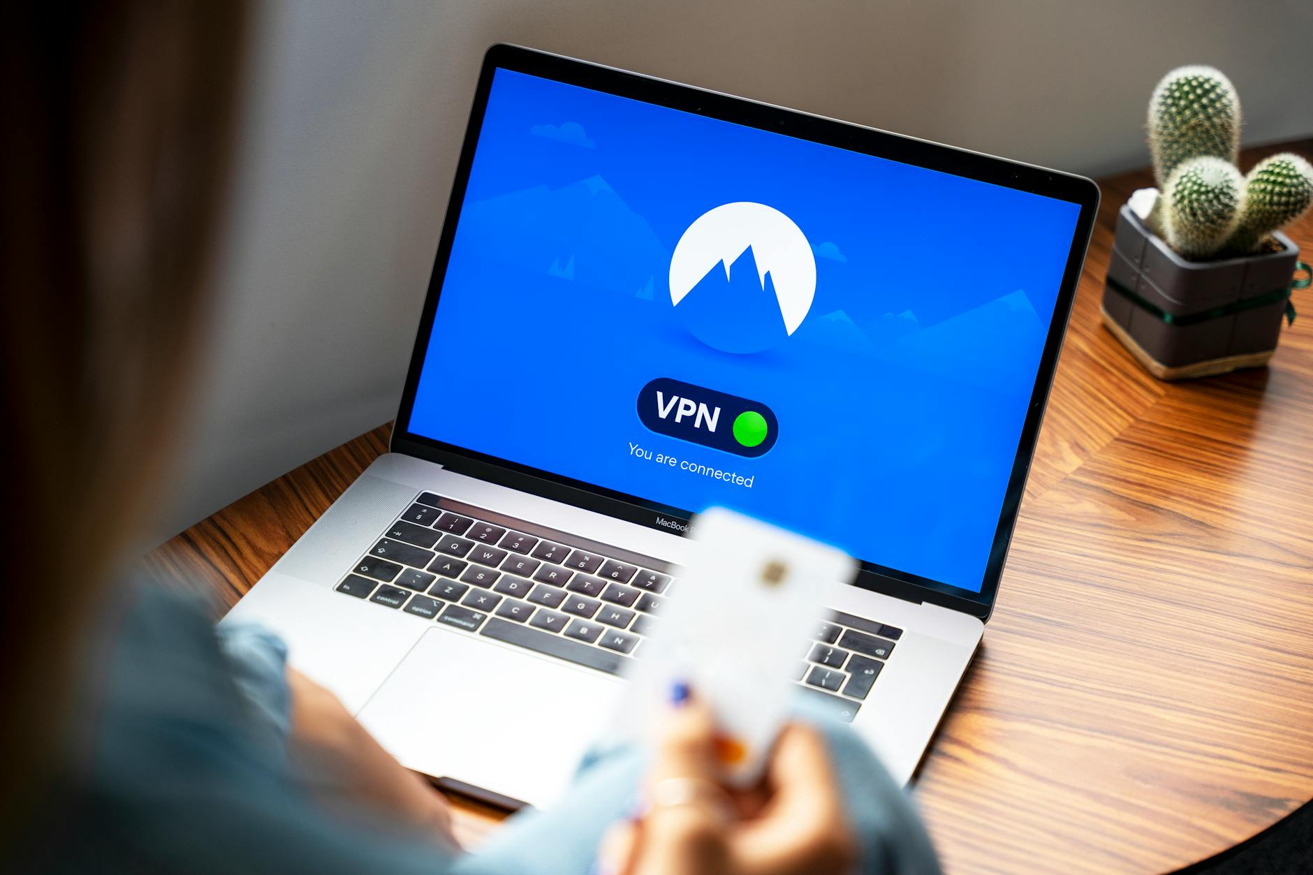 Site-to-Site VPN güvenliğini sembolize eden kilit ve ağ bağlantısı görselleştirmesi