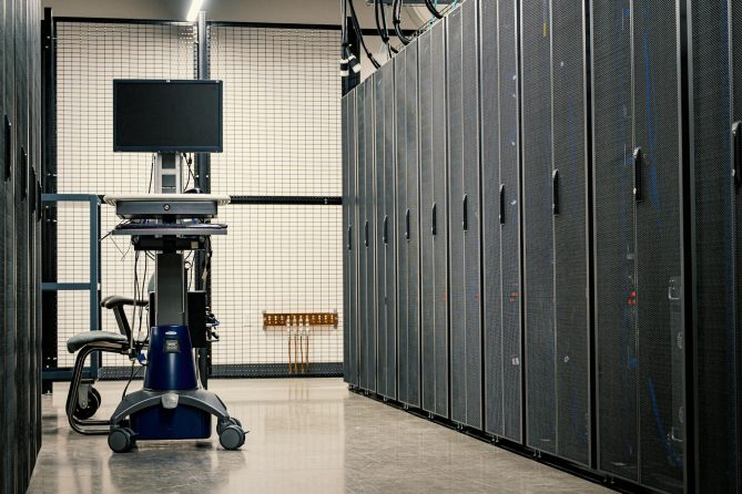 ISP altyapısında MikroTik CCR routerların yerleştirildiği veri merkezi rack görüntüsü