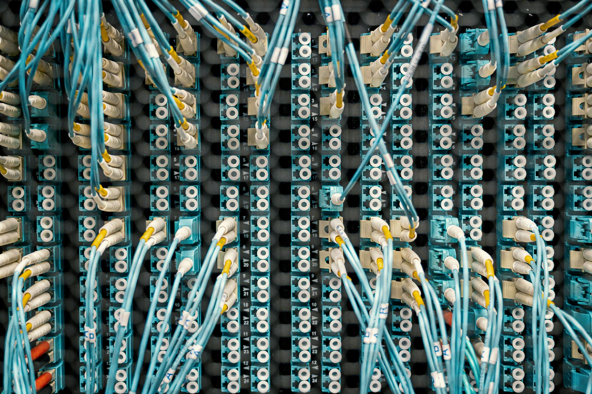 Şehirler arası fiber omurganın backbone bağlantısını sembolize eden veri merkezi koridoru