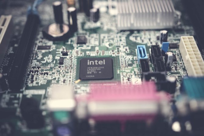 MikroTik RouterBoard cihazının devre kartının makro fotoğrafı