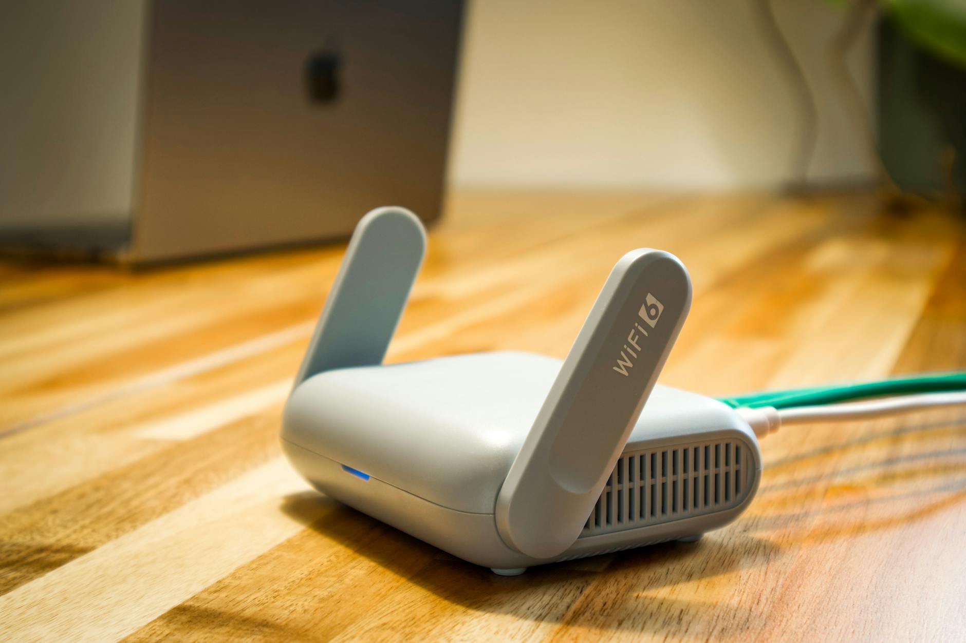Küçük ofiste kullanılan MikroTik RouterBoard yönlendirici donanımı