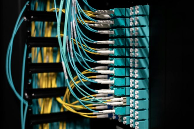 MikroTik queue tree ile yönetilen bant genişliği grafiklerinin Grafana panosunda gösterimi