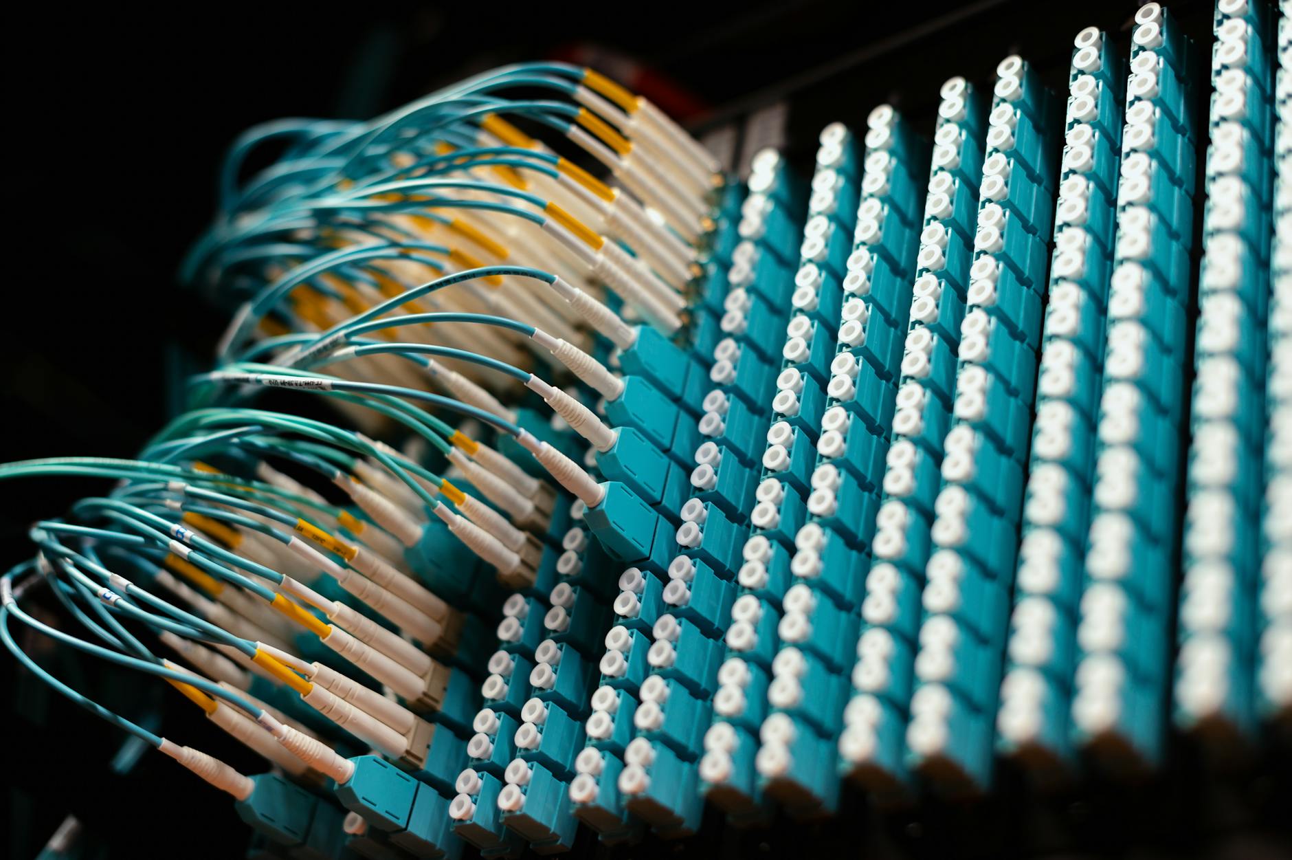 Fiber optik kablo demetinin ışıkla yüksek hızda veri taşıdığı yakın çekim