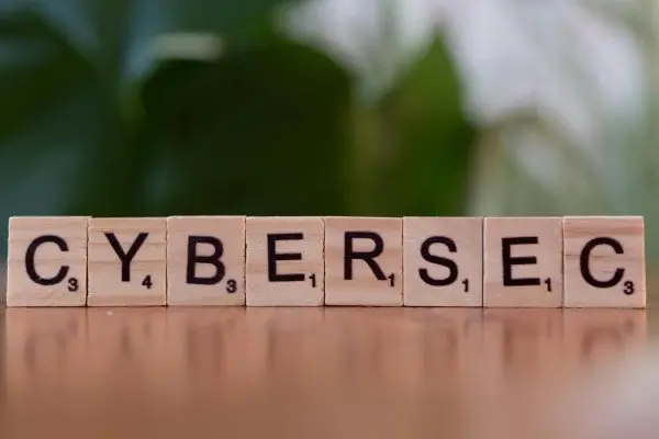 Bir veri merkezinde firewall donanimi ve siber guvenlik altyapisi