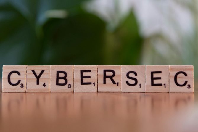 Bir veri merkezinde firewall donanimi ve siber guvenlik altyapisi