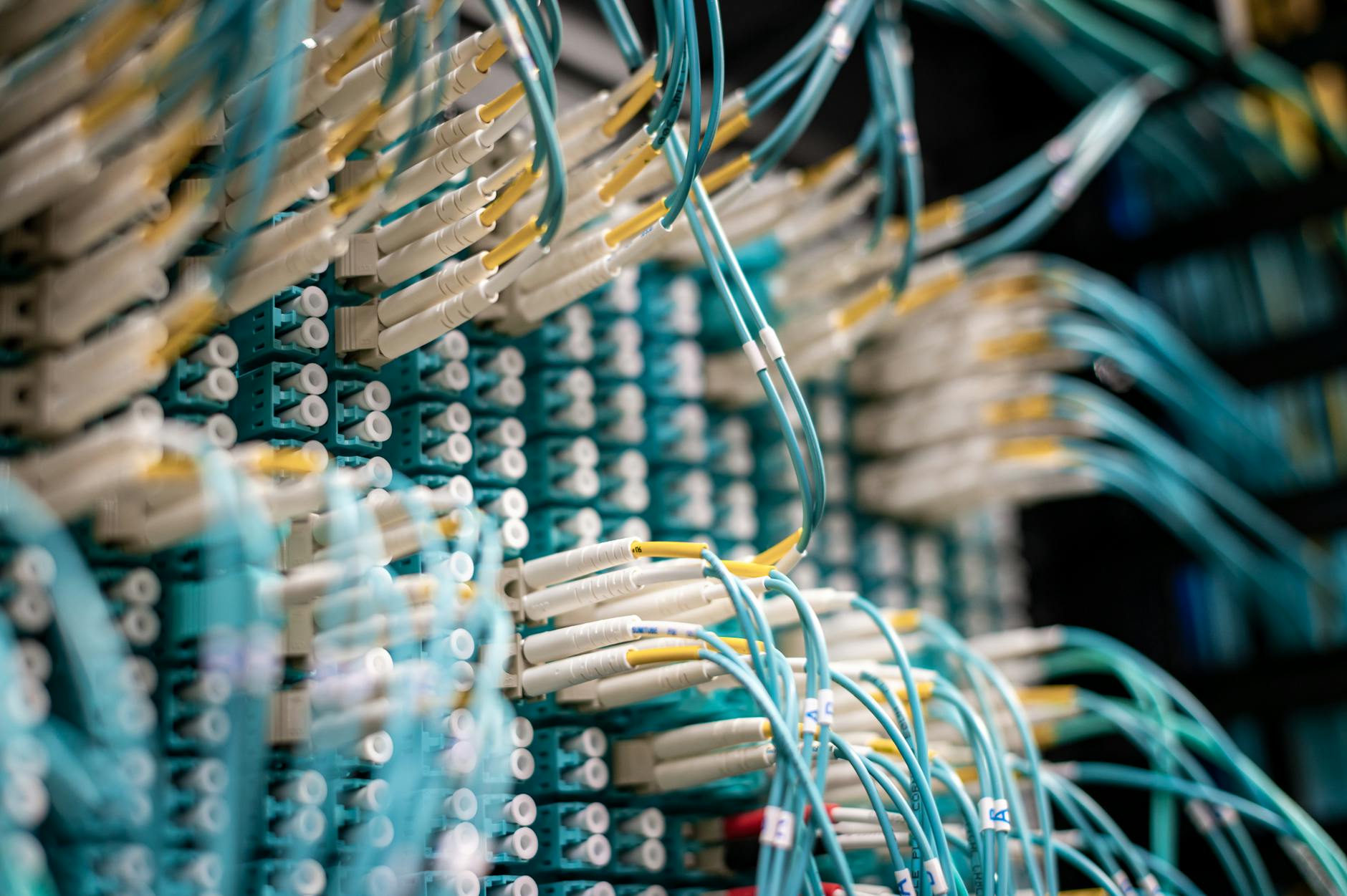 Fiber optik kablo uzerinden gecen yuksek hizli veri trafigi