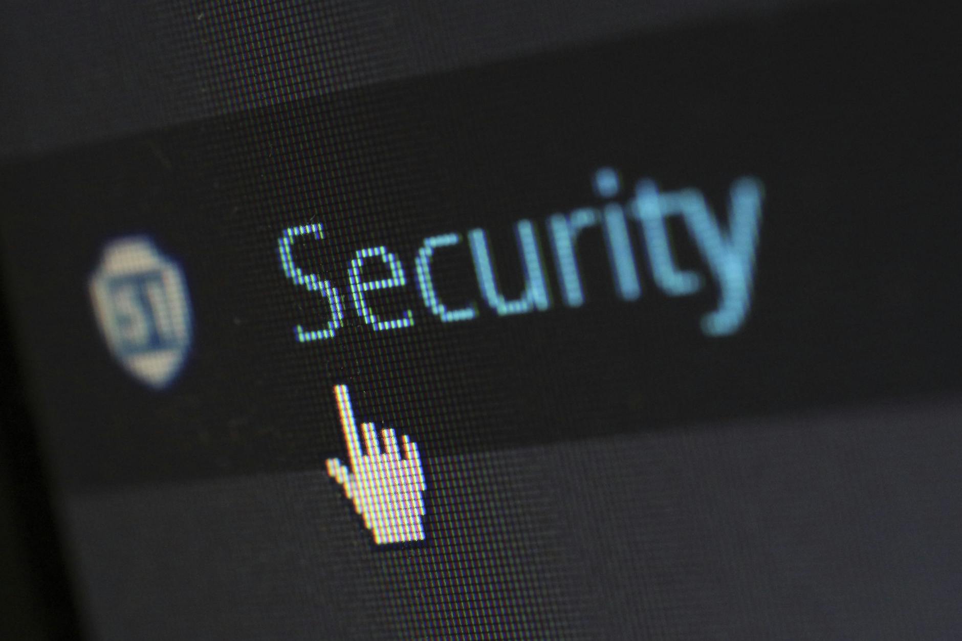 Veri merkezi rack arasında DDoS koruması için kurulu router ve switch düzeni
