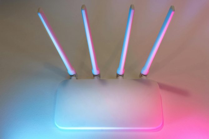 MikroTik RouterOS uyumlu kablosuz yönlendiricinin yakın çekim görüntüsü