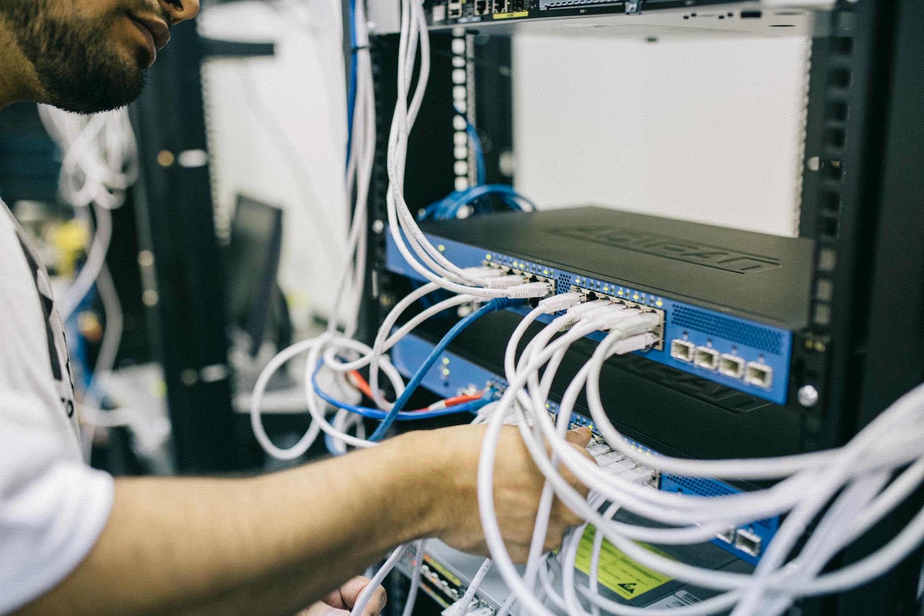 Ağ mühendisi MikroTik routerlarını server rack içinde yapılandırırken