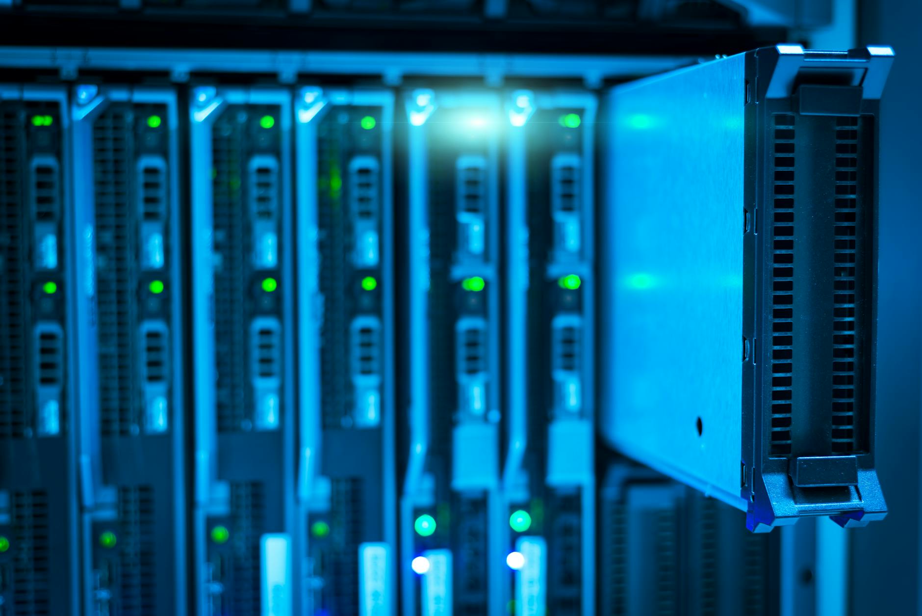 Modern veri merkezinde MikroTik CCR ile yönlendirilen sunucu rafı