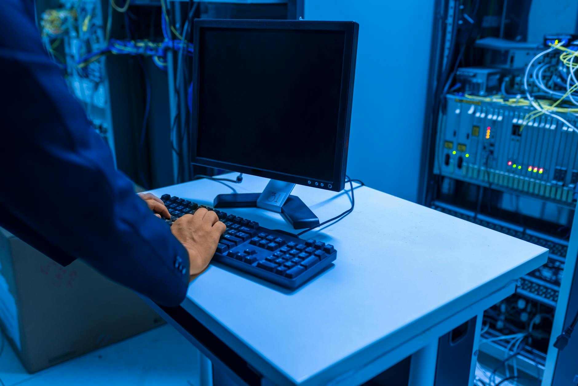 Ag yoneticisinin laptop uzerinde RouterOS yapilandirma calismasi