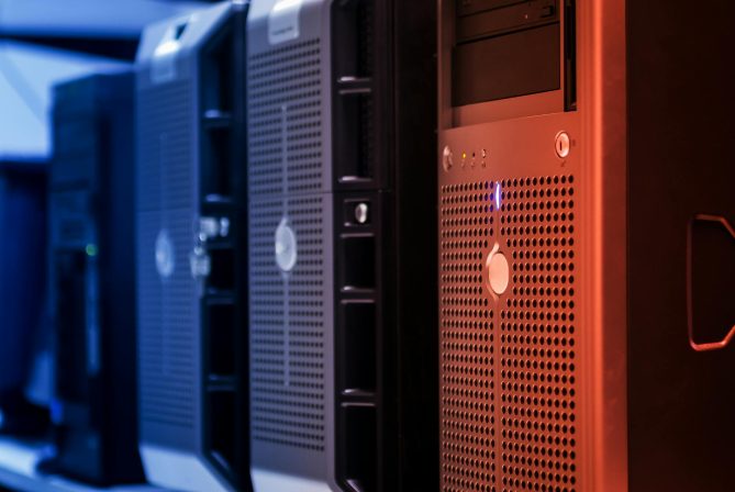 MikroTik onunde konumlanan veri merkezi sunucu kabinleri ve hosting altyapisi