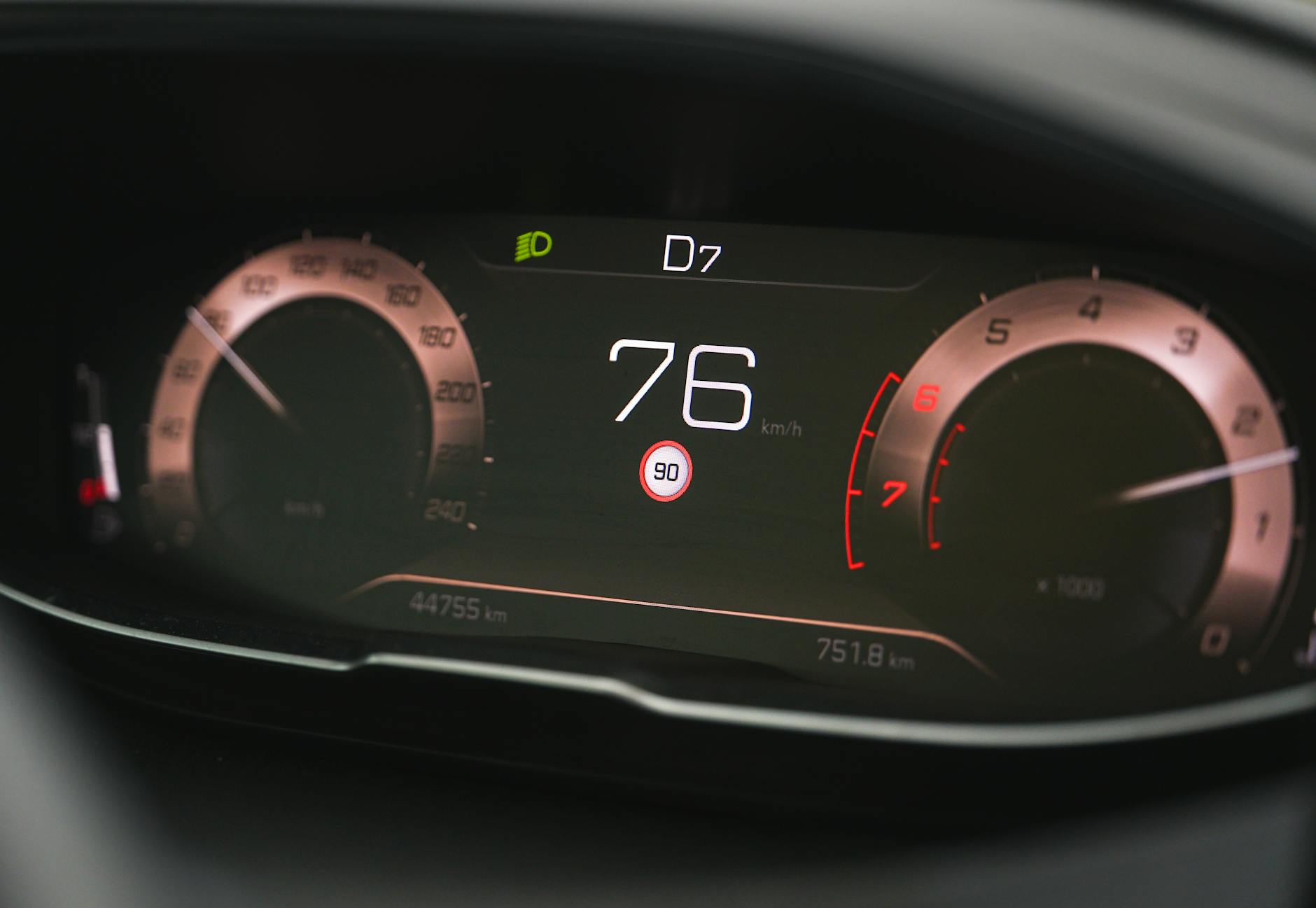 MikroTik uzerinde rate limit ve trafik istatistiklerini izleyen Grafana panosu