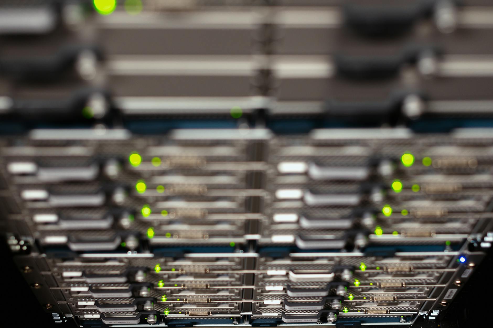MikroTik ile katmanlı firewall stratejisini ve ağ güvenliği konseptini gösteren görsel