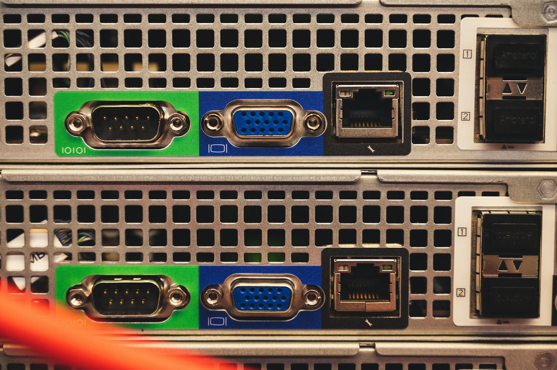 Bir KOBİ ofisinde kurulu rack içerisinde anahtar ve router ekipmanları