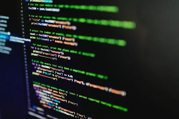 Bir DevOps mühendisinin terminalde MikroTik otomasyon scripti yazması