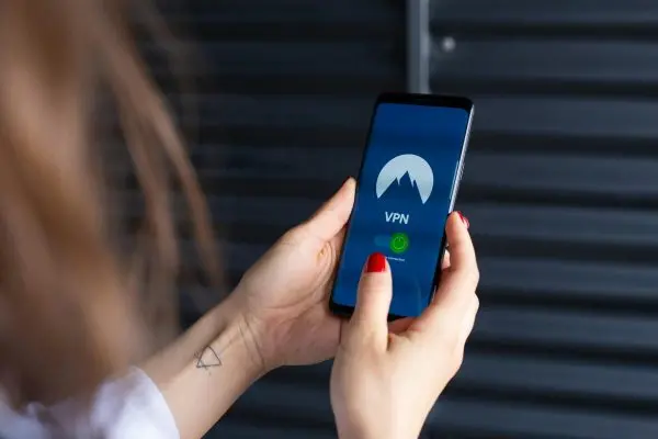 MikroTik tabanlı VPN ve uzak erişim altyapısını temsil eden güvenli ağ bağlantısı