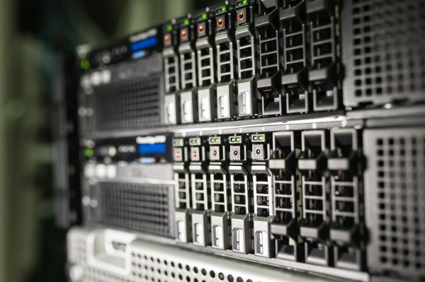 Sunucu odasında 5651 uyumlu hash imzalı MikroTik loglama altyapısı görüntüsü