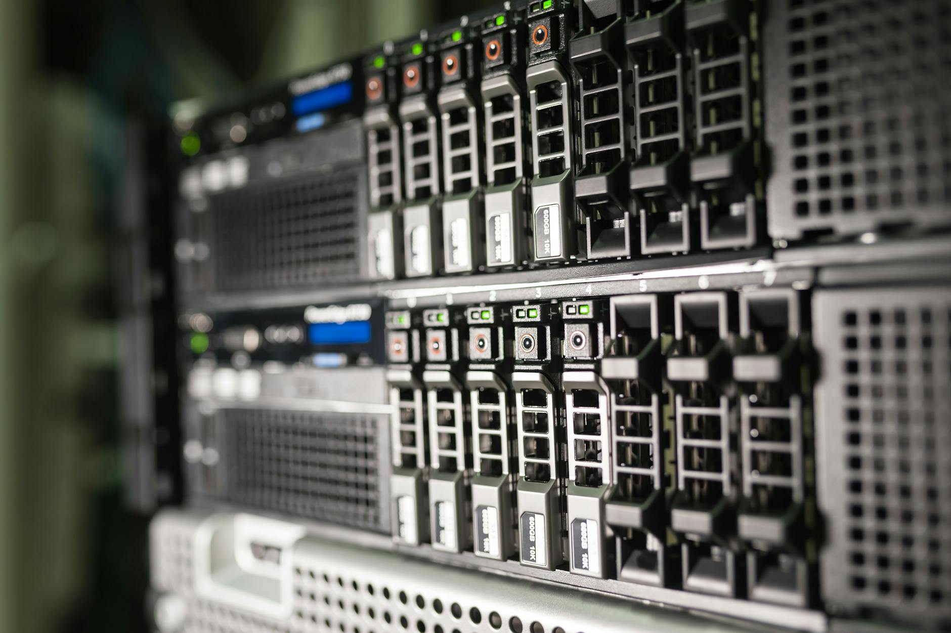 Sunucu odasında 5651 uyumlu hash imzalı MikroTik loglama altyapısı görüntüsü