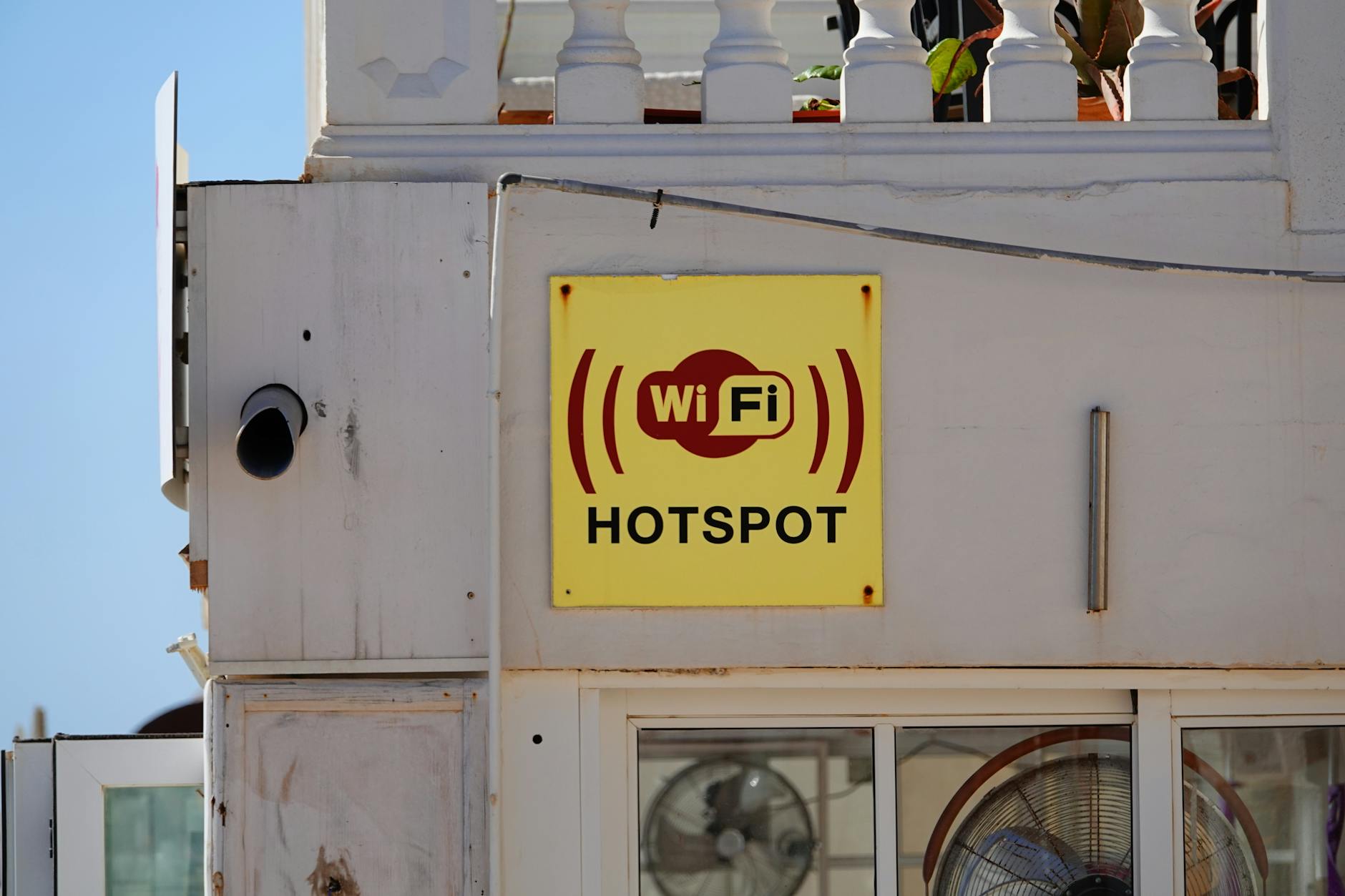 Modern bir ofiste tavana monteli kurumsal Wi-Fi access point ve CAPsMAN merkezi yönetim altyapısı