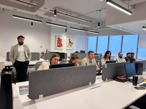 Modern bir KOBİ ofisinde ağ danışmanlık ve MikroTik kurulum çalışması yapan teknik ekip