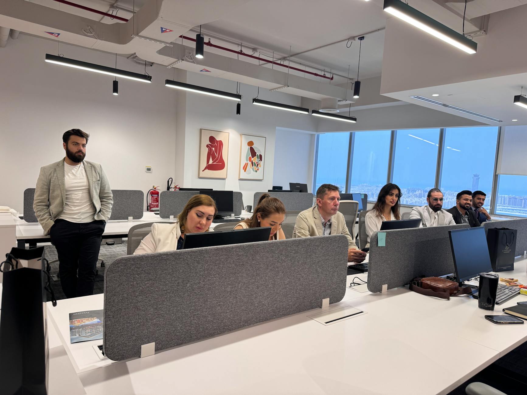 Modern bir KOBİ ofisinde ağ danışmanlık ve MikroTik kurulum çalışması yapan teknik ekip