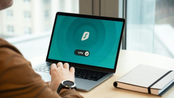 Bir geliştirici dizüstü bilgisayardan WireGuard VPN ile güvenli ofis bağlantısı kuruyor